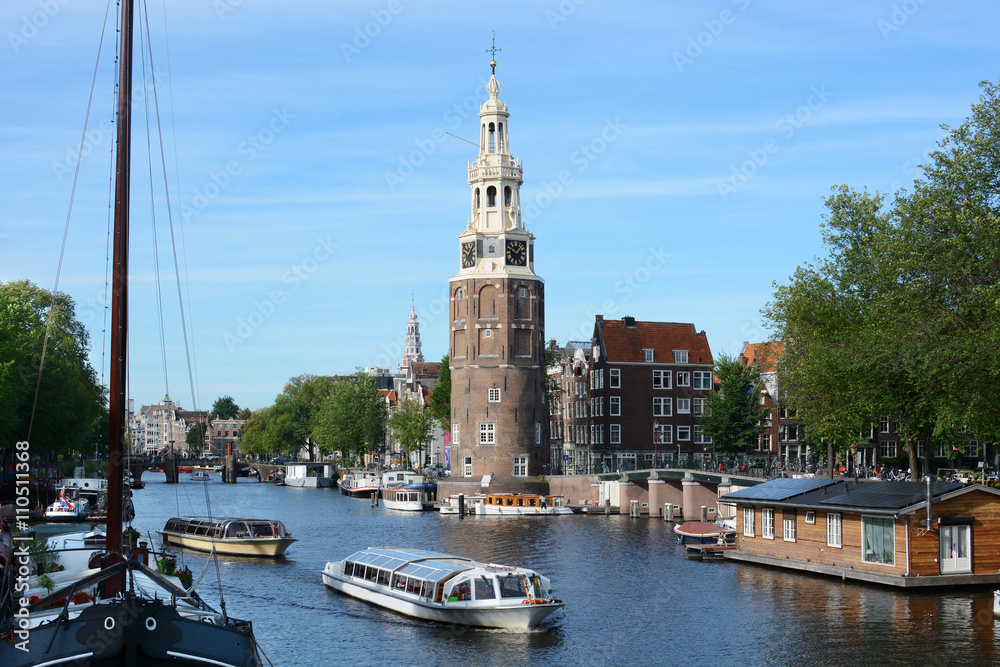 Gracht in Amsterdam mit Montelbaanstoren als Turm 