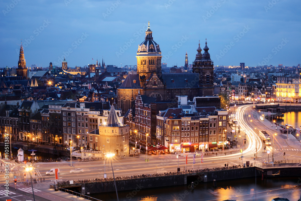 Naklejka premium Skyline von Amsterdam bei Nacht 