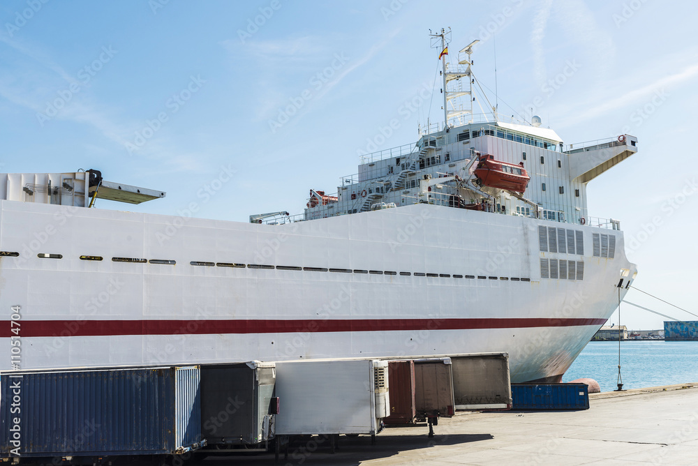 Fototapeta premium White cargo ship and containers, Barcelona