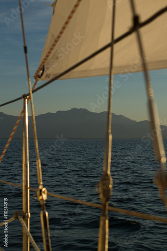 Blick vom Segelboot auf die Berge des Chiemgaus
