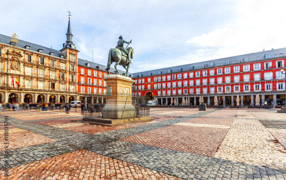 Fototapeta premium Plaza Mayor z pomnikiem króla Philipsa III w Madrycie, Hiszpania.