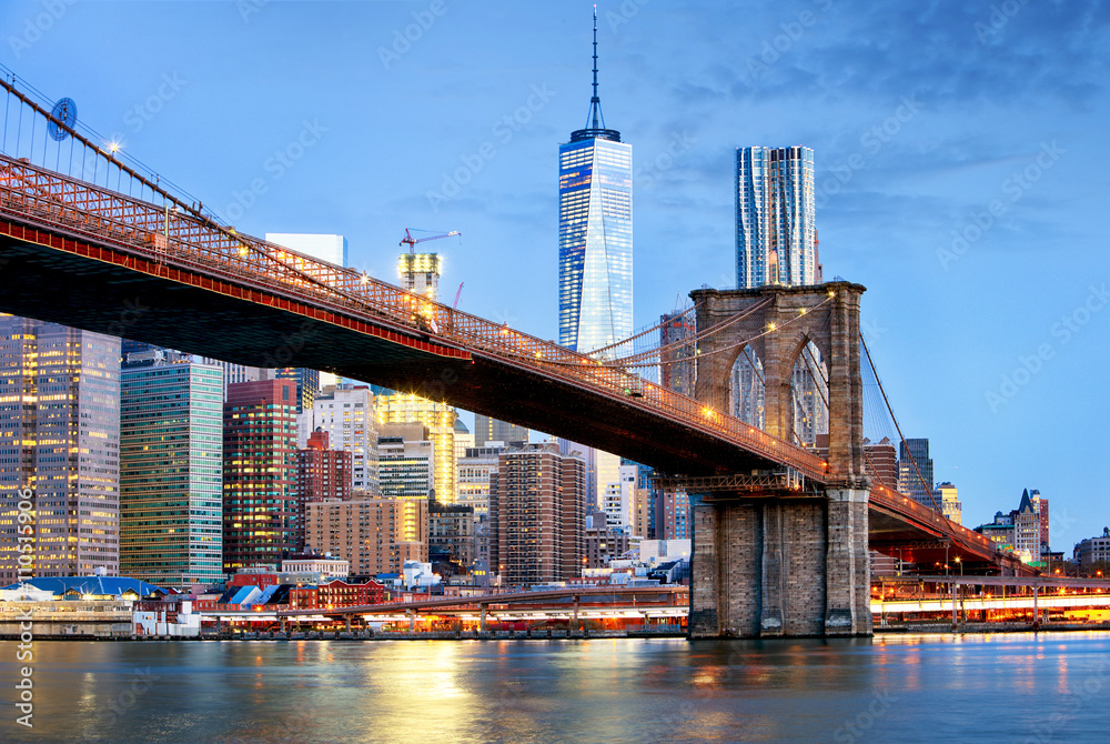 Fototapeta premium Brooklyn bridge and WTC Freedom tower at night, New York