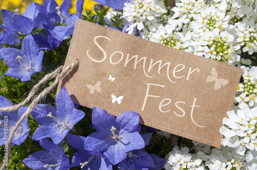 Schild aus Papier mit Sommerfest und Blumen