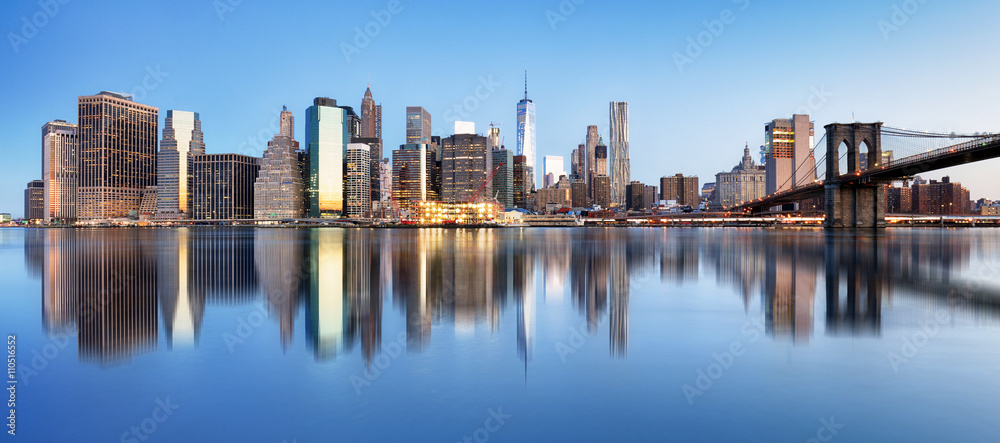 Naklejka premium Panorama centrum Nowego Jorku z Brooklyn Bridge i wieżowcami