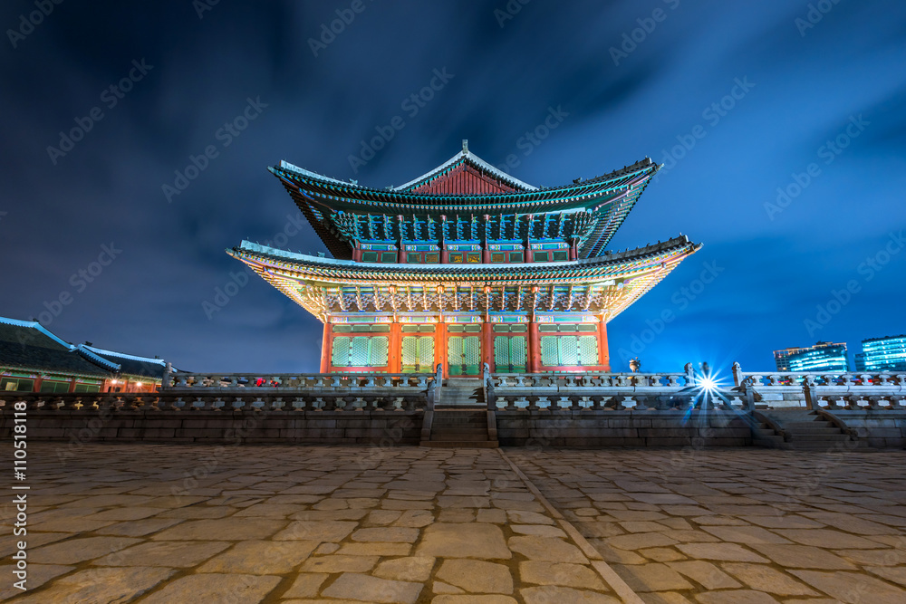 Obraz premium Korea,Gyeongbokgung palace at night in Seoul, South Korea.