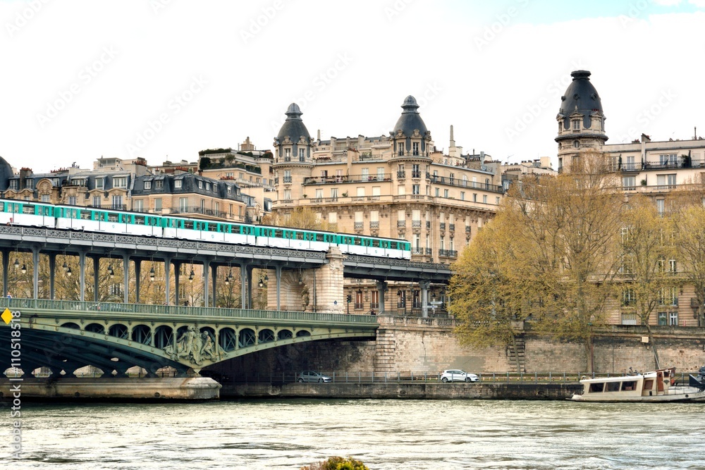 Le métro parisien sur un pont de la Seine