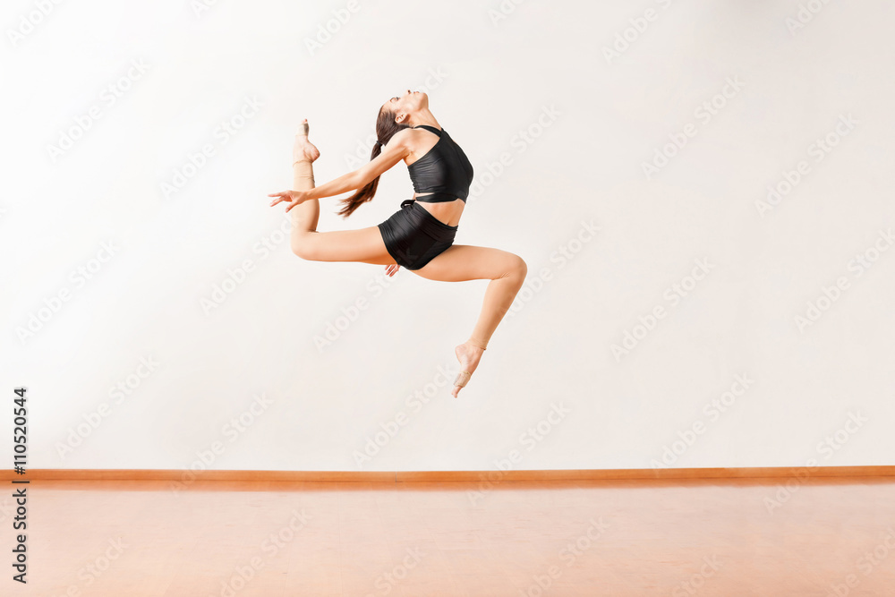 Fototapeta premium Beautiful dancer jumping in a dance studio