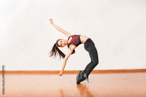 Canvas Print Young Hispanic dancer standing on her toes