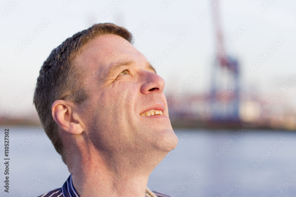 Obraz premium Mann als Fischer am Strand mit Hafen und Copyspace