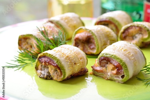 zucchini rolls with chicken and cottage cheese