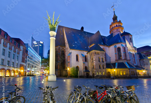 Obraz na płótnie Nikolaikirchhof mit Nikolaikirche in Leipzig w salonie
