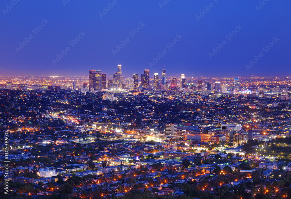 Naklejka premium View of the downtown Los Angeles skyline at night