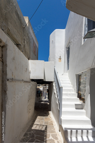 Fototapeta Naklejka Na Ścianę i Meble -  Street and white houses in Chora town, Naxos Island, Cyclades, Greece