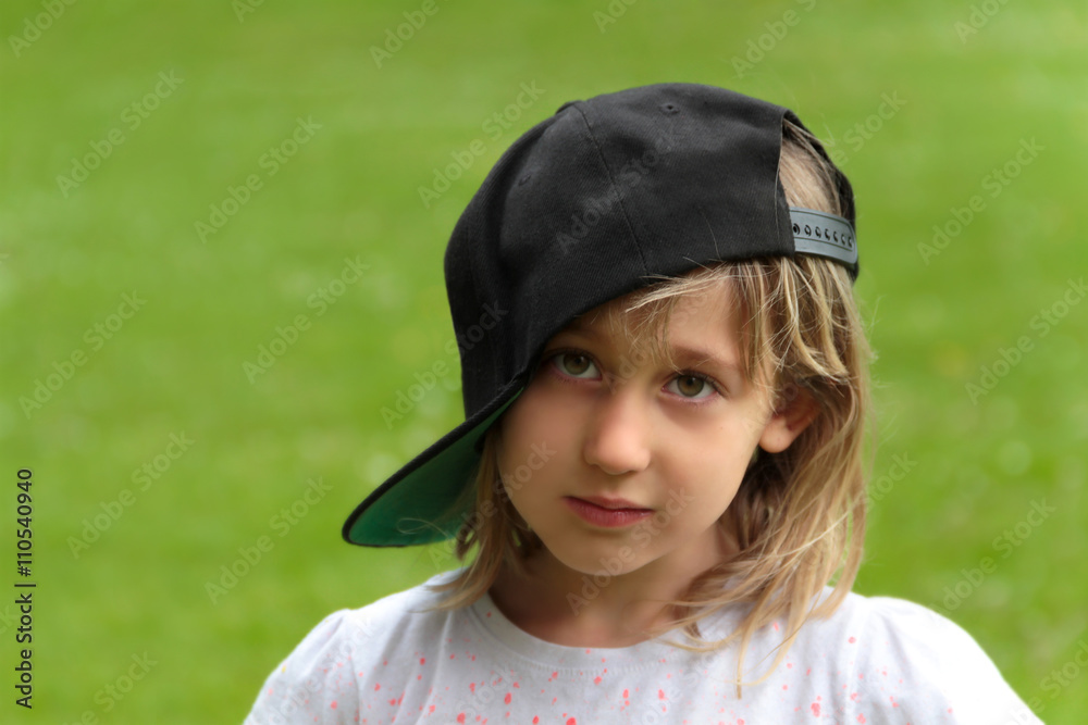 Portrait Mind Mädchen mit Basecap Portrait Mind Mädchen mit Basecap