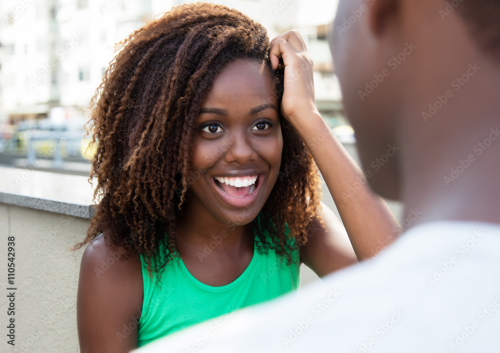 Afrikanische Frau flirtet mit Mann in der Stadt