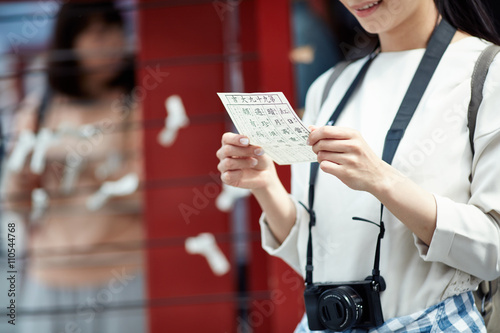 おみくじをひいた女性 photo