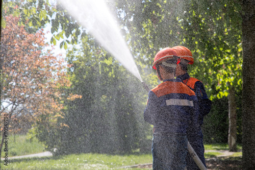 Jugendfeuerwehr bei einer Übung photo