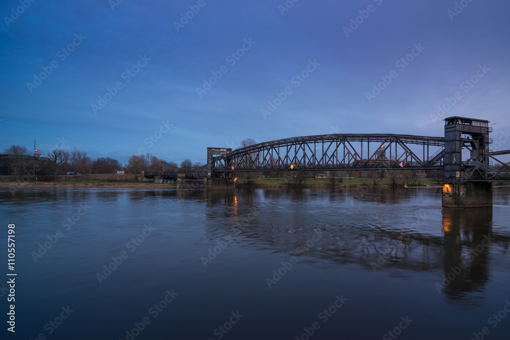 Hubbrücke in Magdeburg am Abend, Sachsen-Anhalt Hubbrücke in Magdeburg am Abend, Sachsen-Anhalt