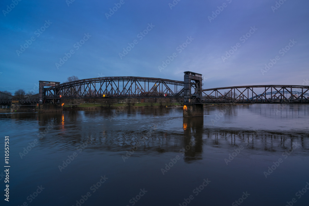 Hubbrücke in Magdeburg am Abend, Sachsen-Anhalt