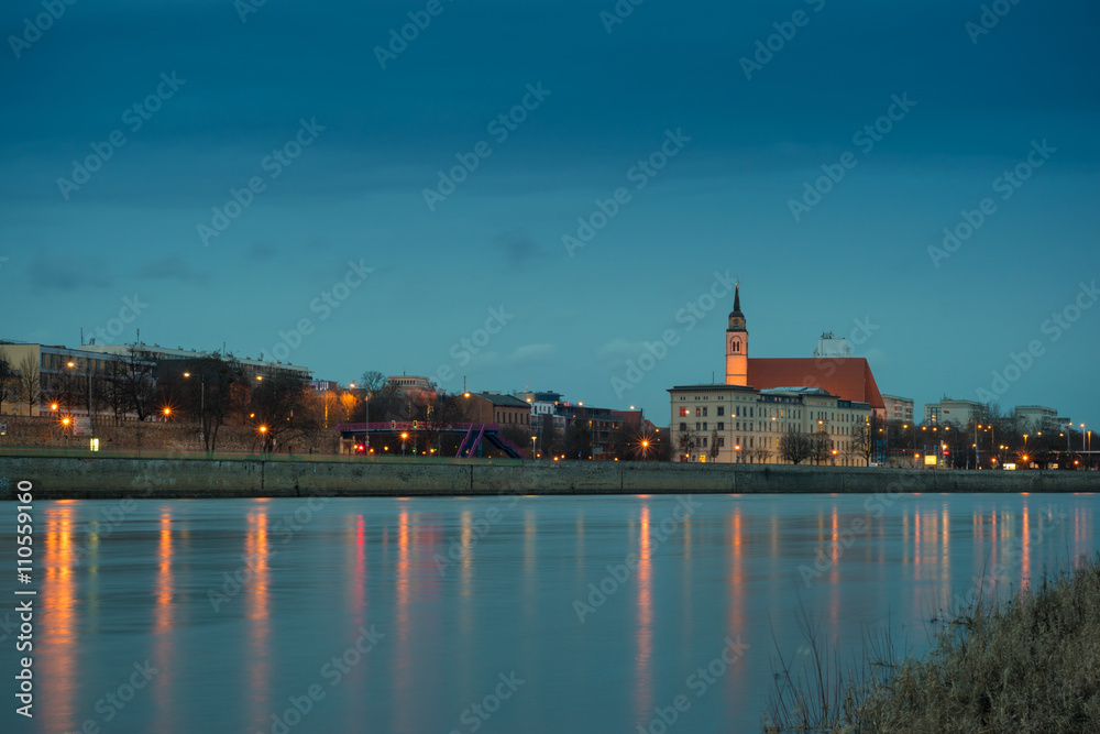 Obraz premium Elbufer und Johanniskirche in Magdeburg, Sachsen-Anhalt