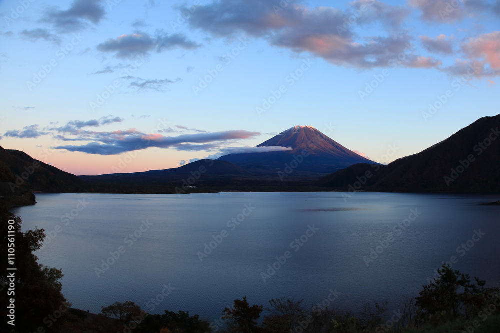 富士山と本栖湖の夕景