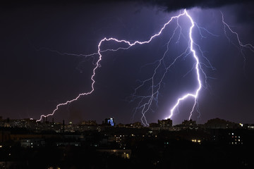 Keuken achterwand Onweer Bliksemstorm boven nachtelijke stadshorizon  © eugenegg