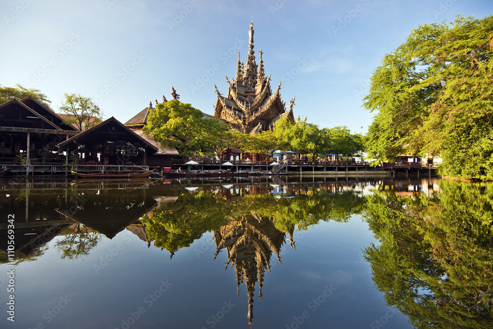 Fototapeta premium Sanctuary of truth and park in Pattaya reflecting in water