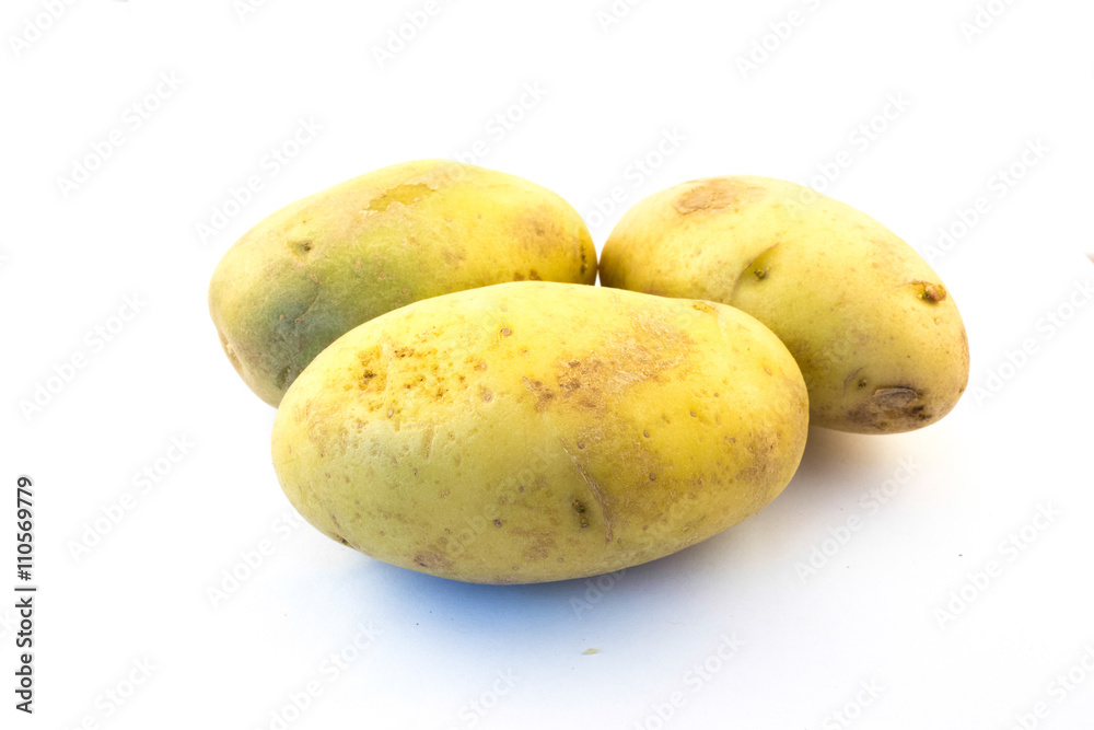 Kartoffeln auf weißem Hintergrund Kartoffeln auf weißem Hintergrund