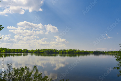 Fototapeta Naklejka Na Ścianę i Meble -   на берегу реки в солнечный день