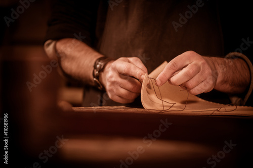 Fotografi Leather goods craftsman at work in his workshop