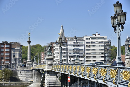 Réverbères et rambardes dorées du pont monumental de Fragnée traversant la Meuse à Liège © Photocolorsteph