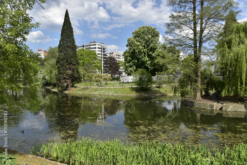 L'étang du parc d'Avroy dans l'une des zones résidentielles de Liège au printemps photo