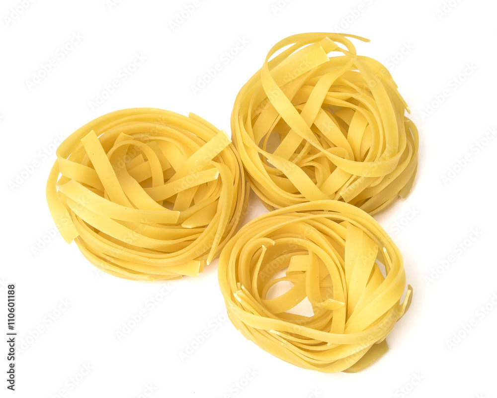 pasta Nido de fetuccini aislado en fondo blanco pasta Nido de fetuccini aislado en fondo blanco