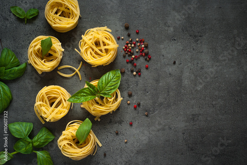 Obraz na plátně Ingredients for cooking Italian pasta