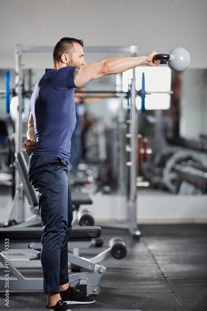 Naklejka premium Shoulder workout with kettle