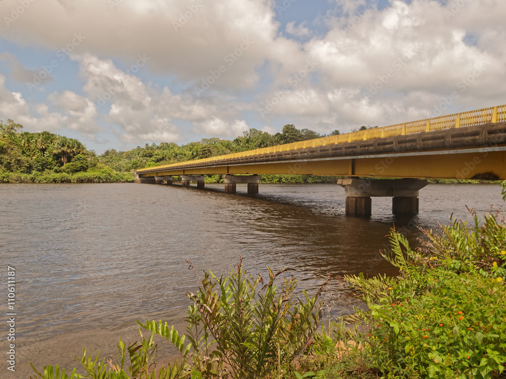 Pont sur le fleuve Sinnamary en Guyane française