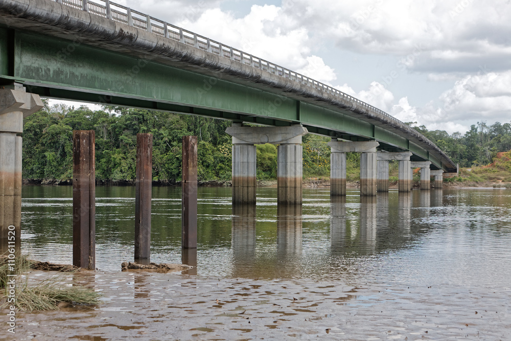 Le fleuve Approuague et le pont de Régina en Guyane française Le fleuve Approuague et le pont de Régina en Guyane française