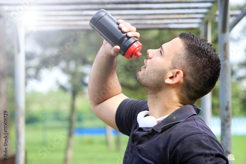 man workout drinking water