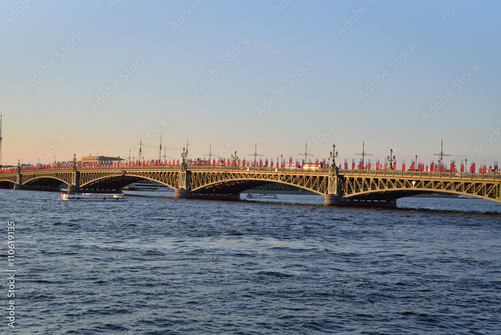 Fototapeta premium Boat floats Neva river at Trinity bridge