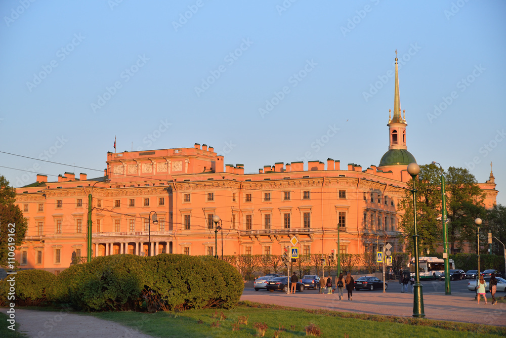 Obraz premium View of the Mikhailovsky Engineering castle from the Champ de