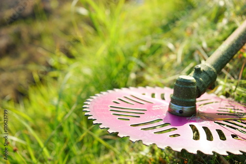 Photos Old man mowing grass with mower / 草刈機で草刈りをする高齢者 農作業 農業 おじいさん おばあさん 農家 栽培