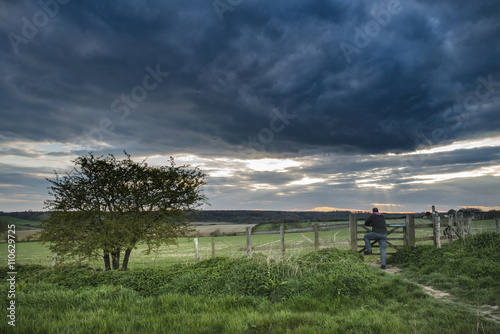 Fotografie Beautiful English countryside landscape over fields at sunset