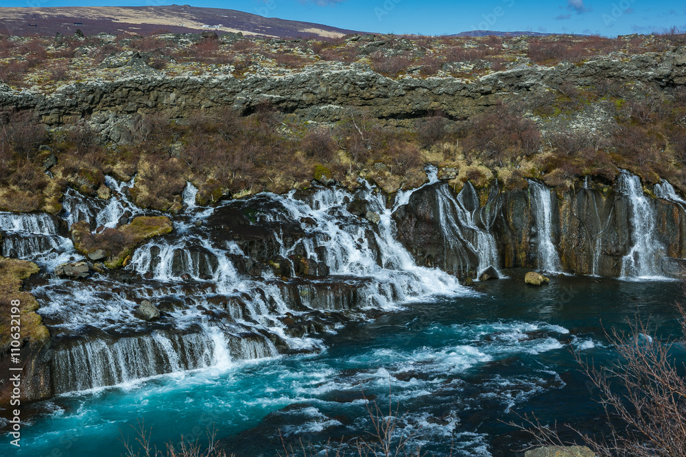 Hraunfossar Wasserfälle in Island bei Husafell und Reykholt am Barnafoss