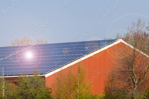 Scheune mit Solarzellen auf dem Dach photo