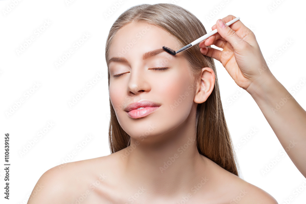 Woman correcting eyebrows form