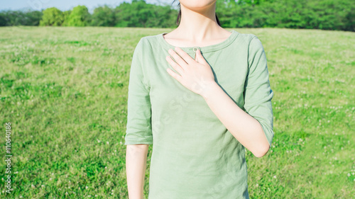 Photos 胸に手を当てる女性