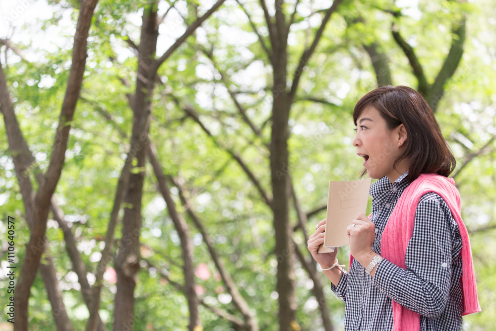 読書するミドル女性・新緑 読書するミドル女性・新緑