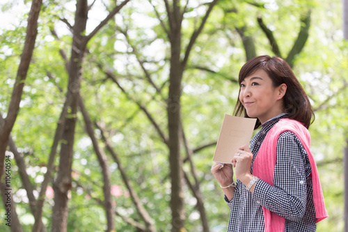 読書するミドル女性・新緑