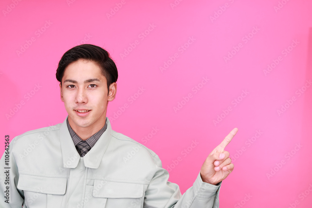 指示する笑顔の作業員