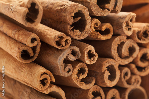 Fotografija Raw Organic Cinnamon sticks (Cinnamomum verum)